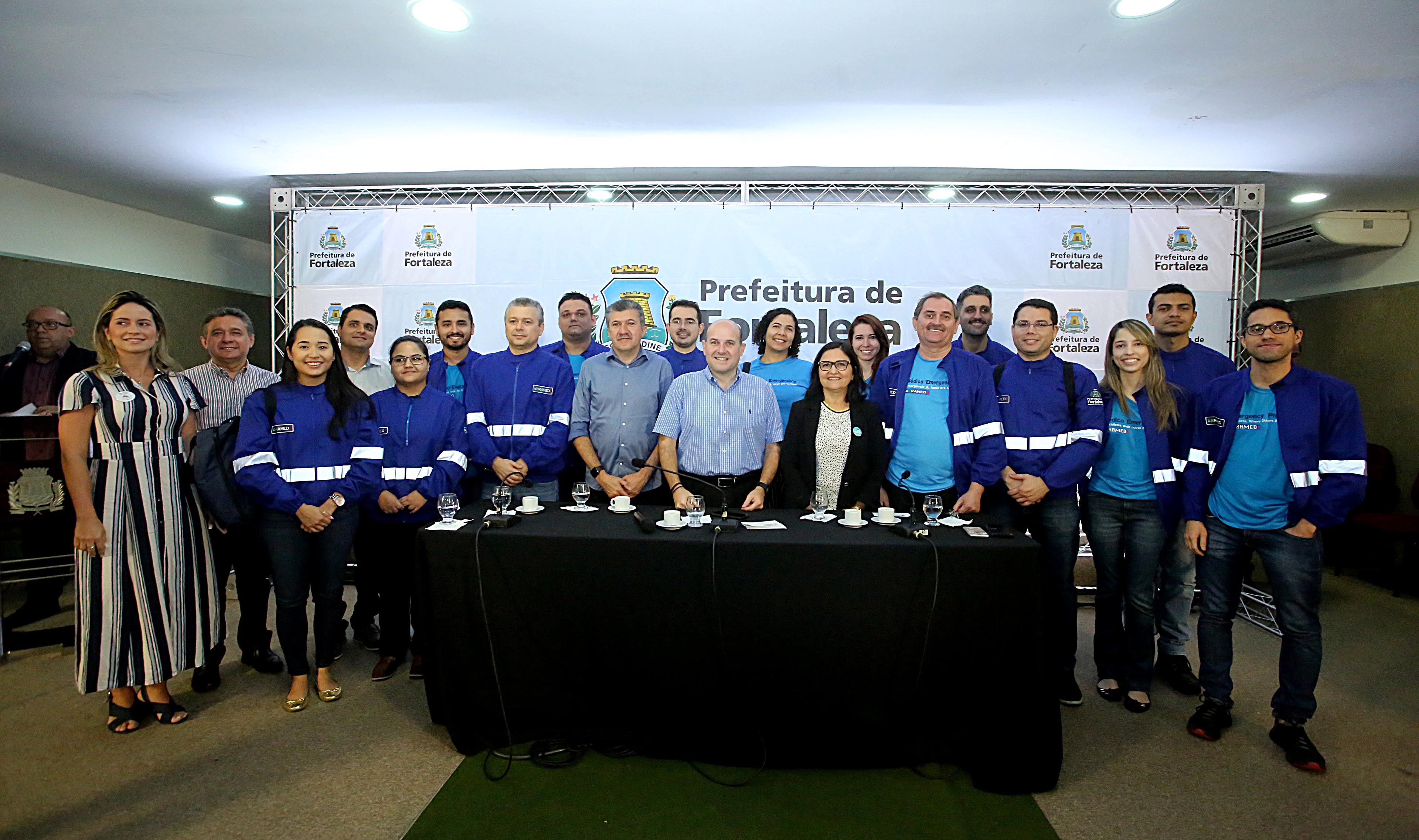 várias pessoas posando para a foto